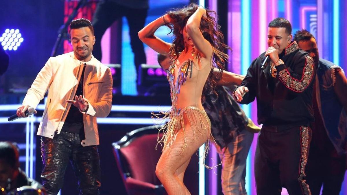 Luis Fonsi y Daddy Yankee (der.), durante su presentación en los Premio Grammy que se entregaron en el Madison Square Garden, en Nueva York, el 18 de enero.