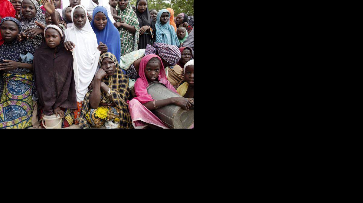 
Mujeres en Gwoza, Nigeria, una zona que estuvo en poder de Boko Haram y recientemente fue liberada por tropas del gobierno nigeriano.
