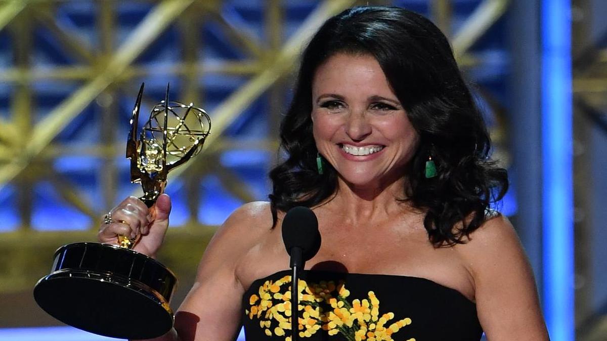 La actriz Julia Louis-Dreyfus celebra tras ganar el premio Emmy a mejor actriz de comedia por sexta vez consecutiva.