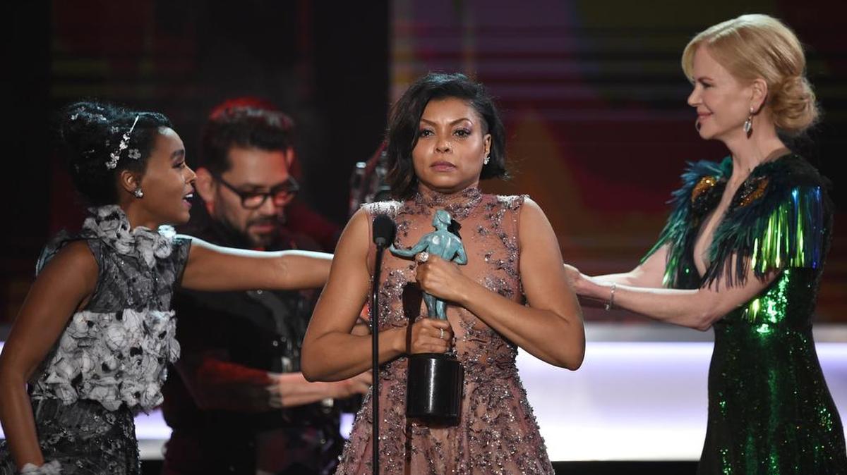 La actriz Taraji P. Henson acepta el premio a la mejor actuación por un Reparto para 'Hidden Figures' durante el Screen Actors Guild Awards en el Shrine Auditorium el 29 de enero de 2017 en Los Angeles, California.