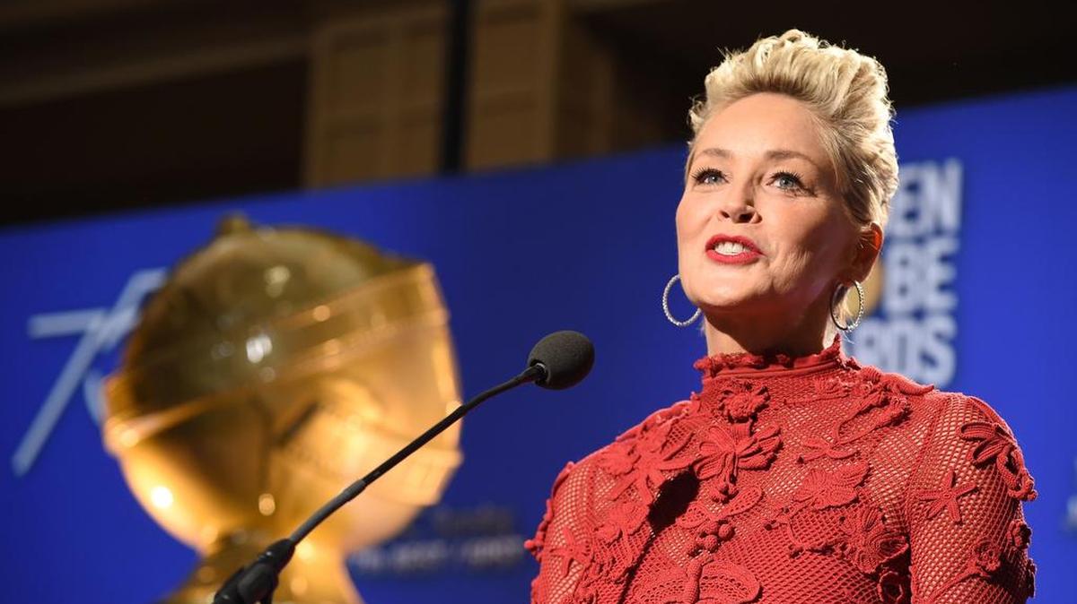 Sharon Stone asiste al 75 ° anuncio anual de nominación a los Golden Globe Awards, el 11 de diciembre de 2017, en el Beverly Hilton Hotel en Beverly Hills, California. "The Shape of Water", el romance de cuento de hadas de Guillermo del Toro, lideró las nominaciones al Golden Globe el lunes con siete nominaciones, incluyendo al mejor drama y actriz Sally Hawkins.