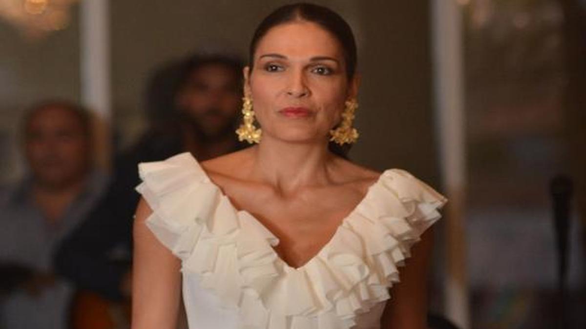 
Modelo lleva un traje de la diseñadora sevillana Marieta, quien se inspira en las tradiciones de la región y en el flamenco. El desfile se celebró en el Big Five Club de Miami.

