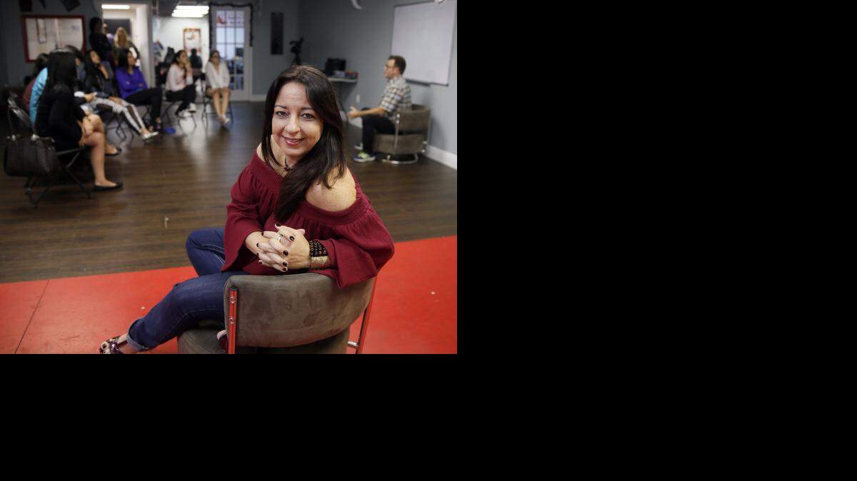 
Ima Trujillo, una de las fundadoras de Taller en Acción, escucha una de las clases de actuación impartida por el actor Mauricio Renteria. 


