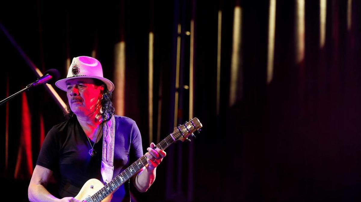 El guitarrista y compositor mexicano Carlos Santana durante el concierto en la plaza de toros de Alicante, dentro de su gira Divination Tour 2018.