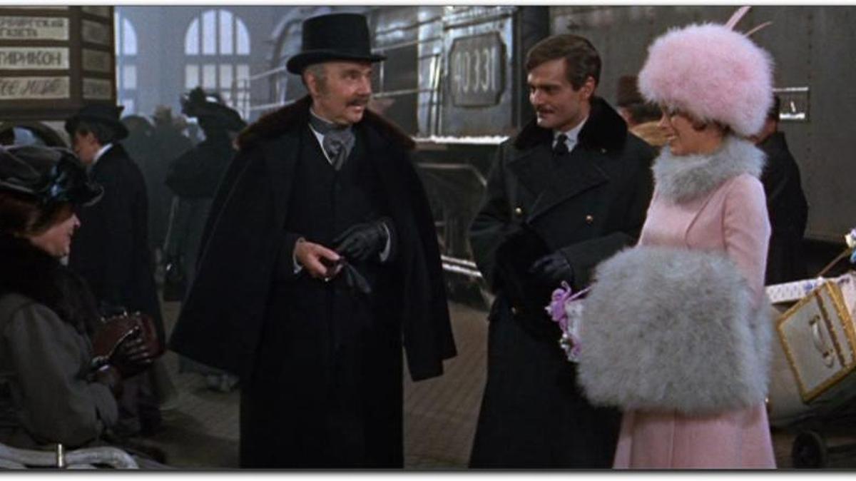 Ralph Richardson, Omar Sharif y Geraldine Chaplin en Doctor Zhivago, dirigida por David Lean y basada en la novela de Boris Pasternak.