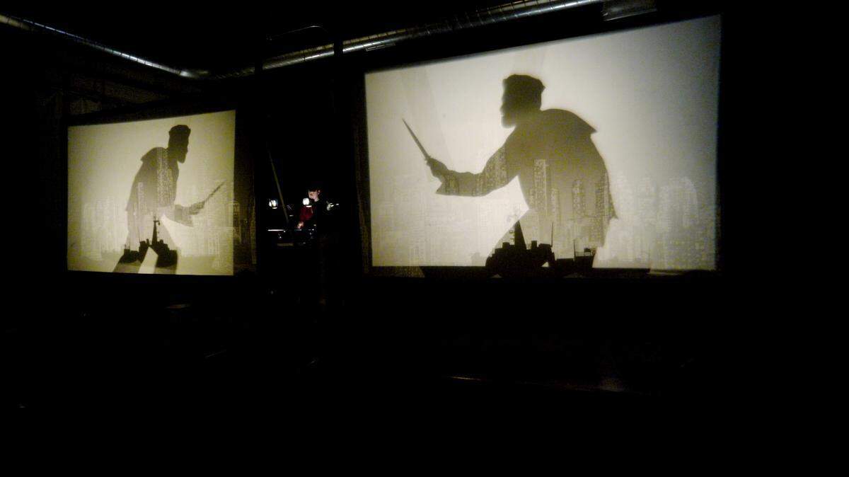 
Manual Cinema presenta en el festival de poesía O’Miami un teatro de sombras mezclado con versos de García Lorca.
