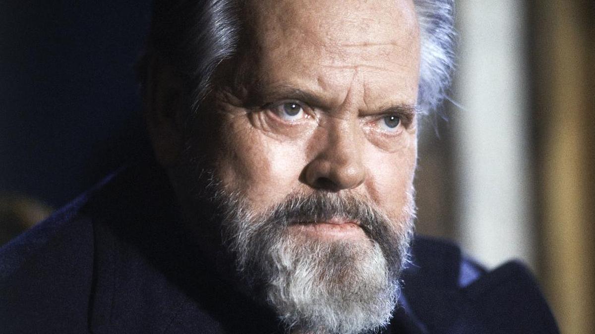 Foto de archivo. El actor y director de cine Orson Welles durante una conferencia de prensa en París.
