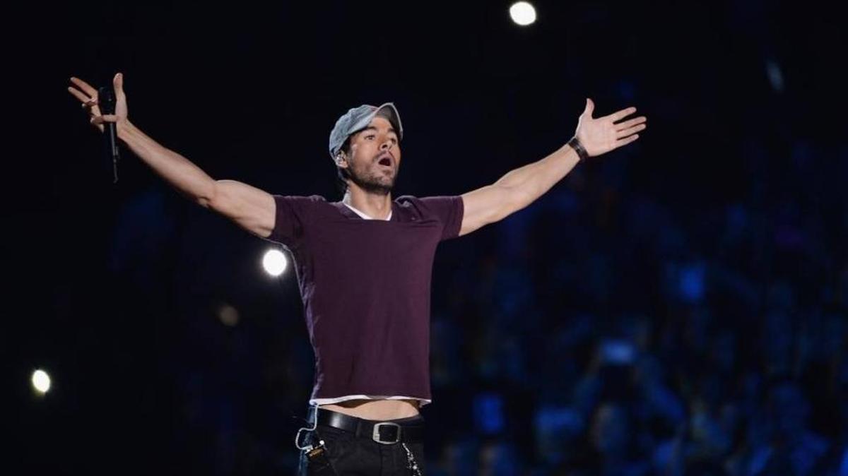 Enrique Iglesias actúa en la AmericanAirlines Arena en el 2016.