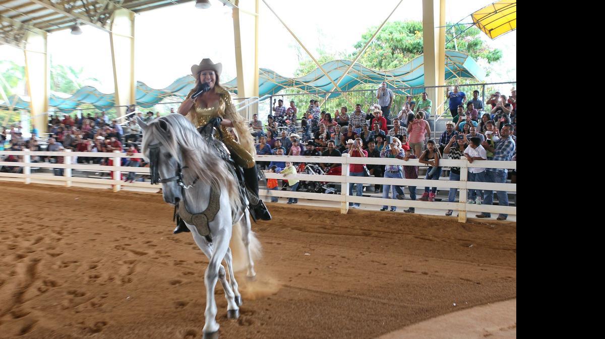 
Carmen Jara entró cantando montada en su caballo ‘Comandante’, durante su presentación en el Festival Internacional Ecuestre-Musical del Tropical Park.
