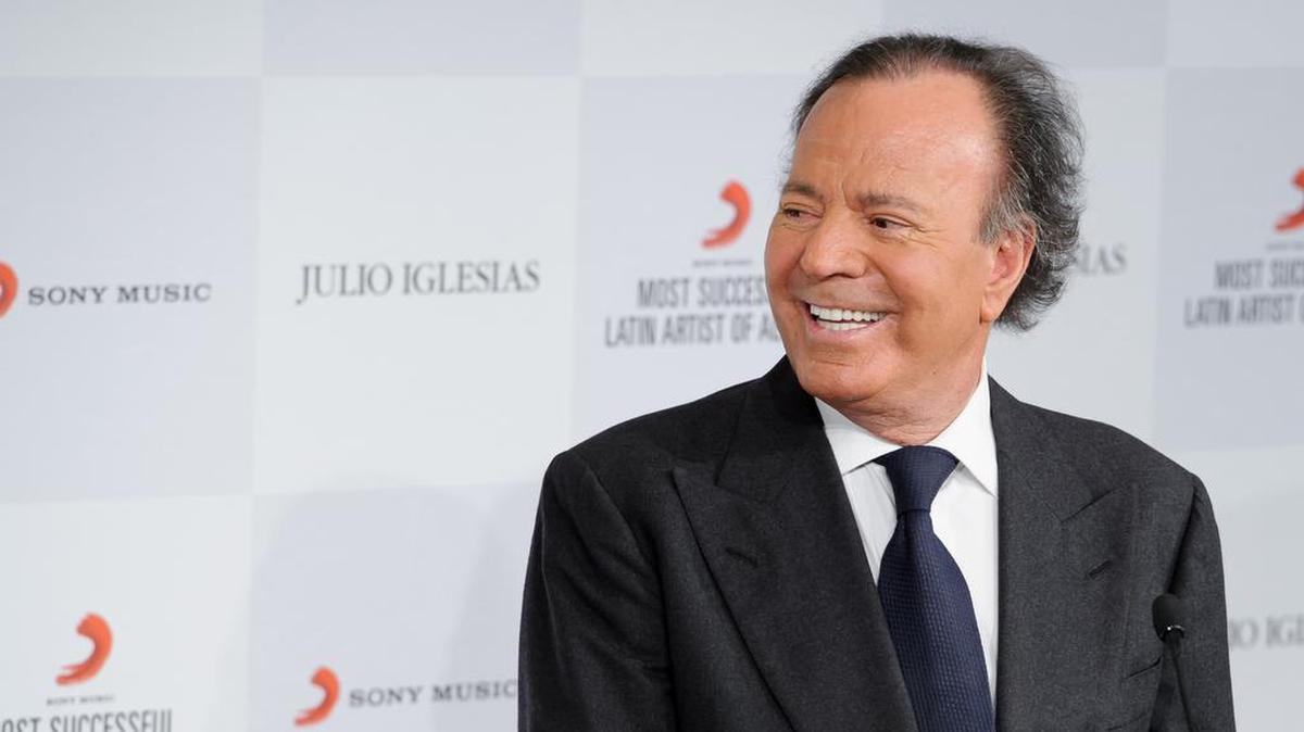 El cantante español Julio Iglesias posa durante una conferencia de prensa en Londres el 12 de mayo de 2014.