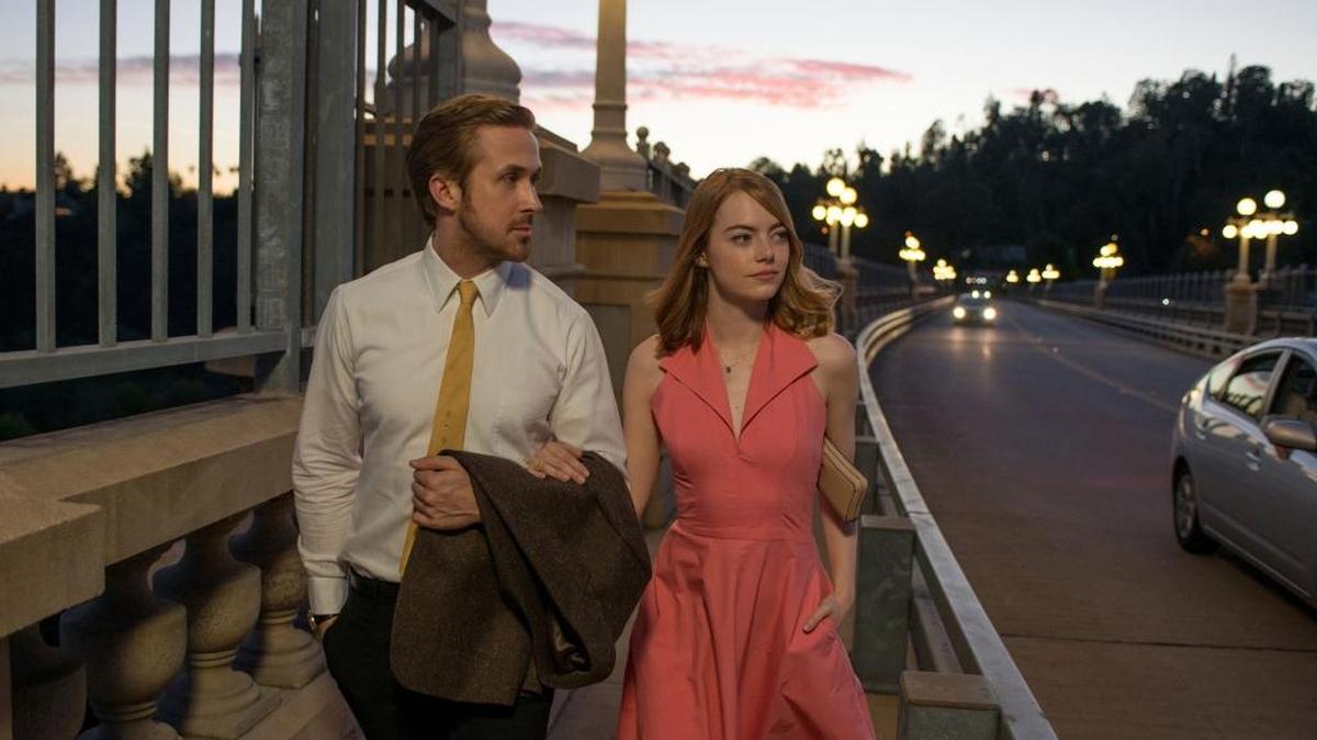 Ryan Gosling y Emma Stone en ‘La La Land, dirigida para Damien Chazelle, y una favorita de la temporada de premios este año.