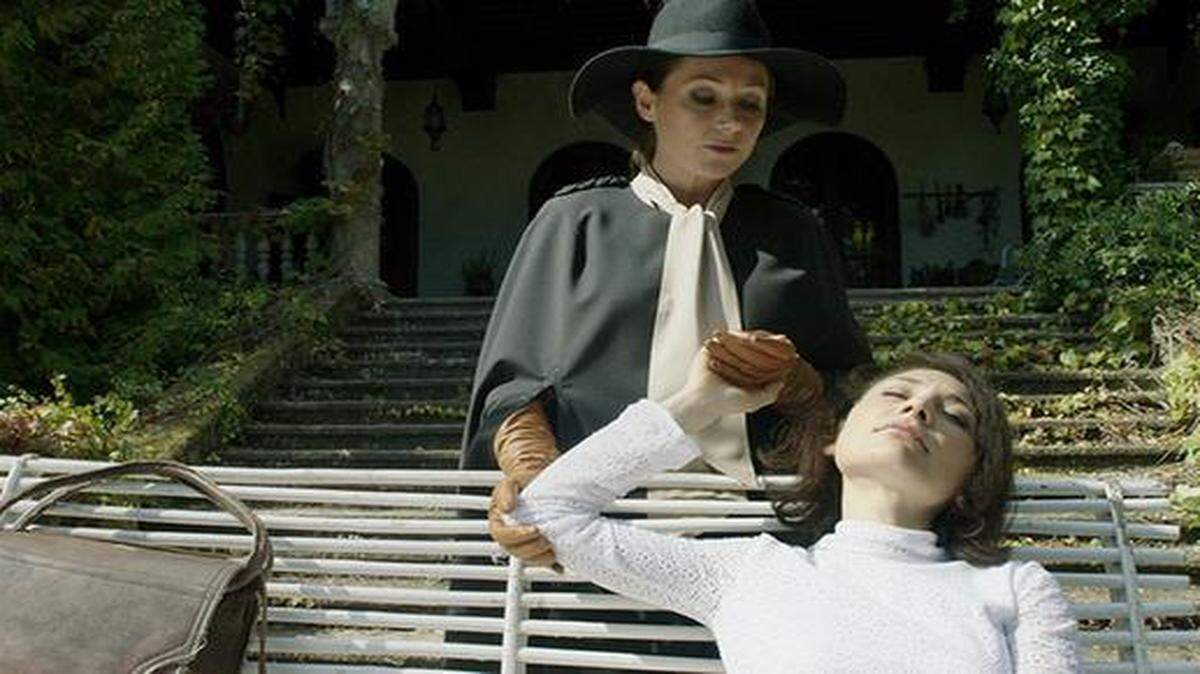 
Sidse Babett Knudsen y Chiara D'Anna en ‘The Duke of Burgundy’, dirigida por Peter Strickland.
