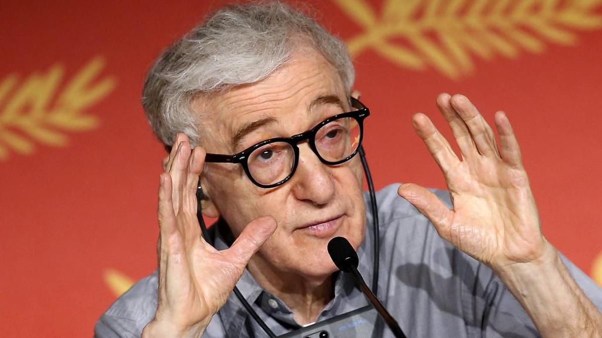 El director estadounidense Woody Allen ofrece una rueda de prensa durante la presentación de su película "Cafe Society" en el Festival de Cine Internacional de Cannes (Francia) hoy, 11 de mayo de 2016. "Café Society" abre hoy, fuera de competición, la 69 edición del Festival de Cannes.
