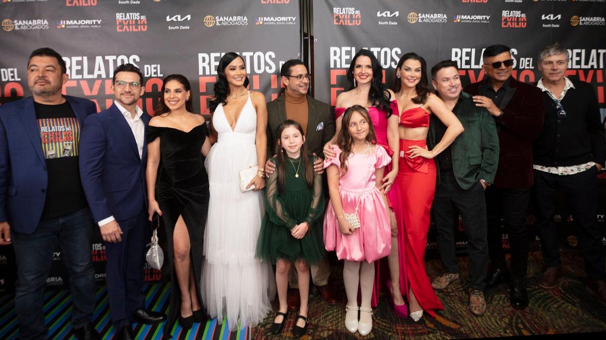 Los actores de la película ‘Relatos del exilio’ se encuentran en la Alfombra Roja durante el estreno de la película en Miracle Mile.