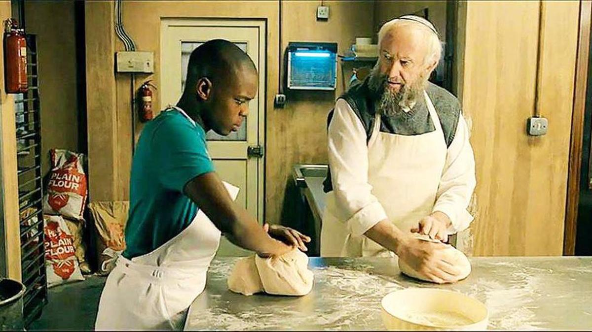 Ayyash (Jerome Holder) y Nat (Jonathan Pryce) en una escena de ‘Dough’.