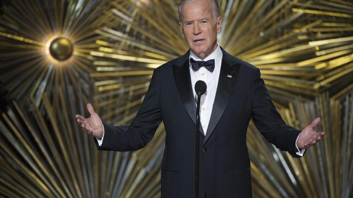 El vicepresidente de Estados Unidos, Joe Biden, presenta la actuación de Lady Gaga durante la 88(TM) edición de la ceremonia de los Oscar celebrada la noche de ayer, 28 de febrero de 2016, en el Teatro Dolby de Hollywood, California