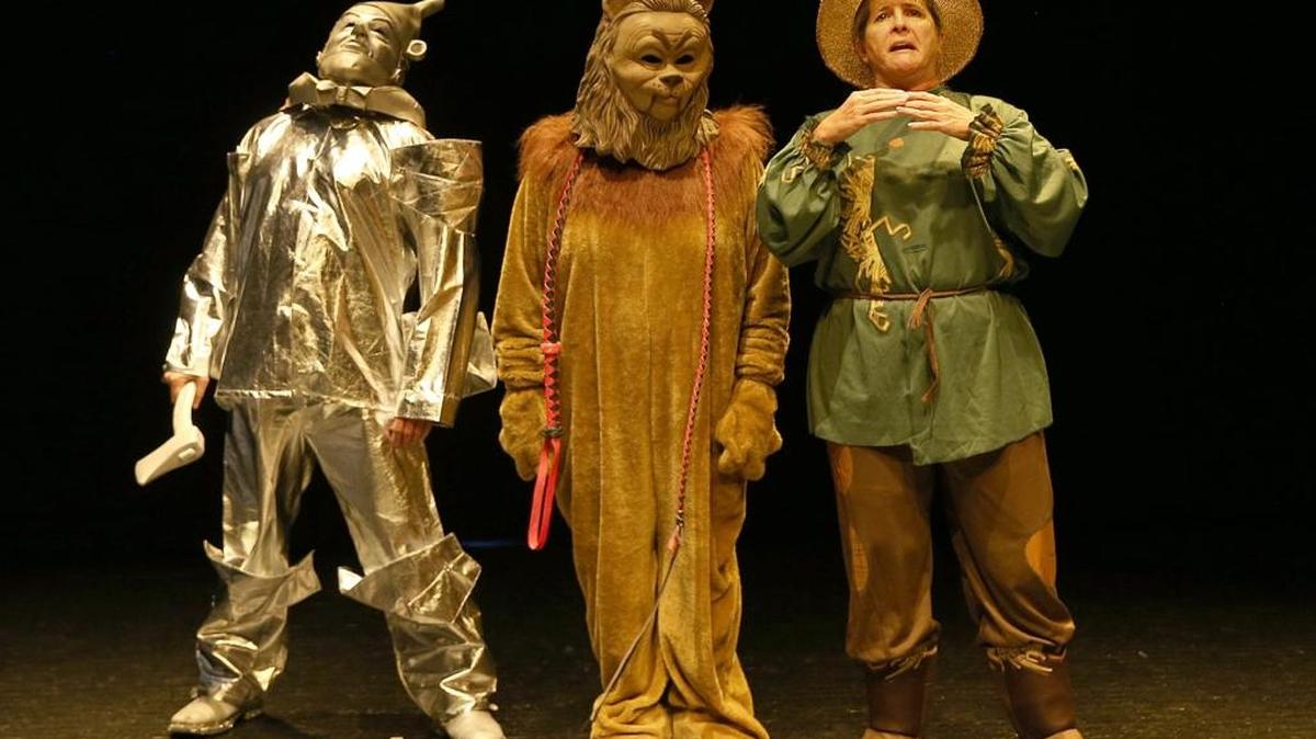 Desde la izq.: Osvaldo Doimeadiós, Lili Rentería y Mabel Roch, en el ensayo de ‘Yellow Dream Road’.