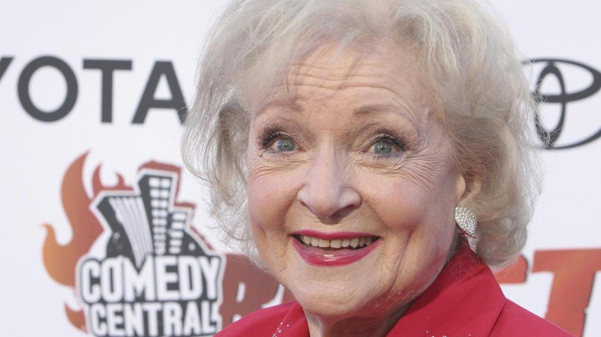 ARCHIVO - Betty White posa para los fotógrafos en la alfombra roja antes de “Roast of William Shatner” de Comedy Central, el domingo 13 de agosto de 2006 en Los Ángeles. Betty White, cuyo encanto atrevido y atrevido la convirtió en un pilar de la televisión durante más de 60 años, murió. Tenía 99 años (Foto AP / Rene Macura, archivo).