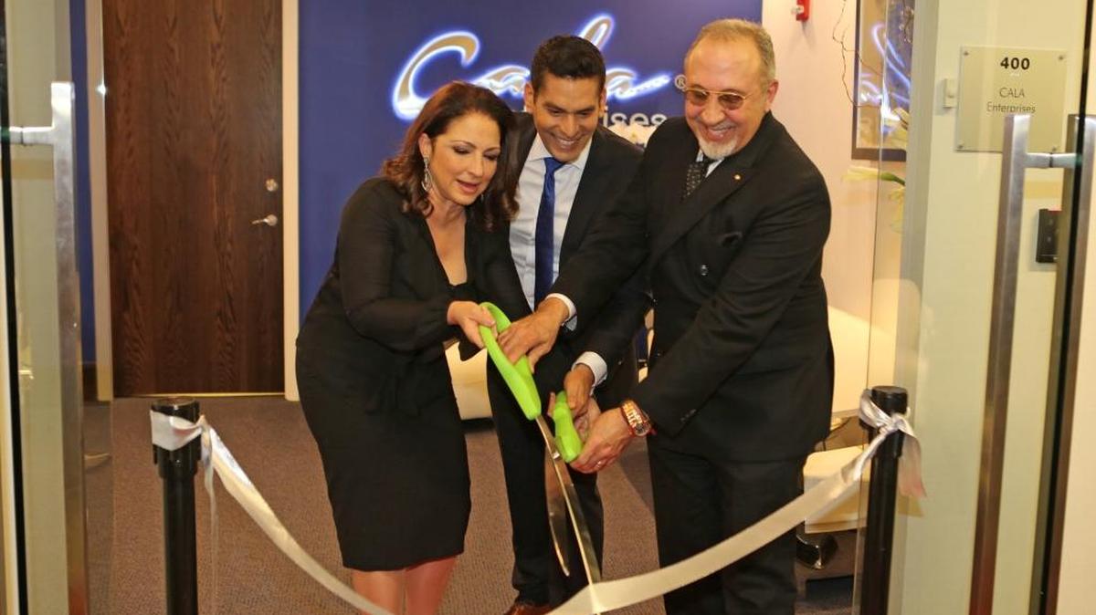 El presentador de CNN y autor inspiracional Ismael Cala (centro) tiene nuevas oficinas en Brickell.