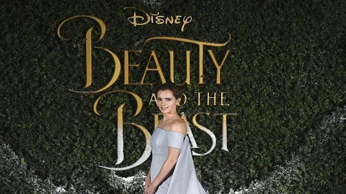 La actriz británica Emma Watson posa para los medios durante la presentación de la nueva versión de 'La bella y la bestia' en Londres, Reino Unido el 23 de febrero de 2017. La película se estrenará a nivel mundial el próximo 16 de marzo.