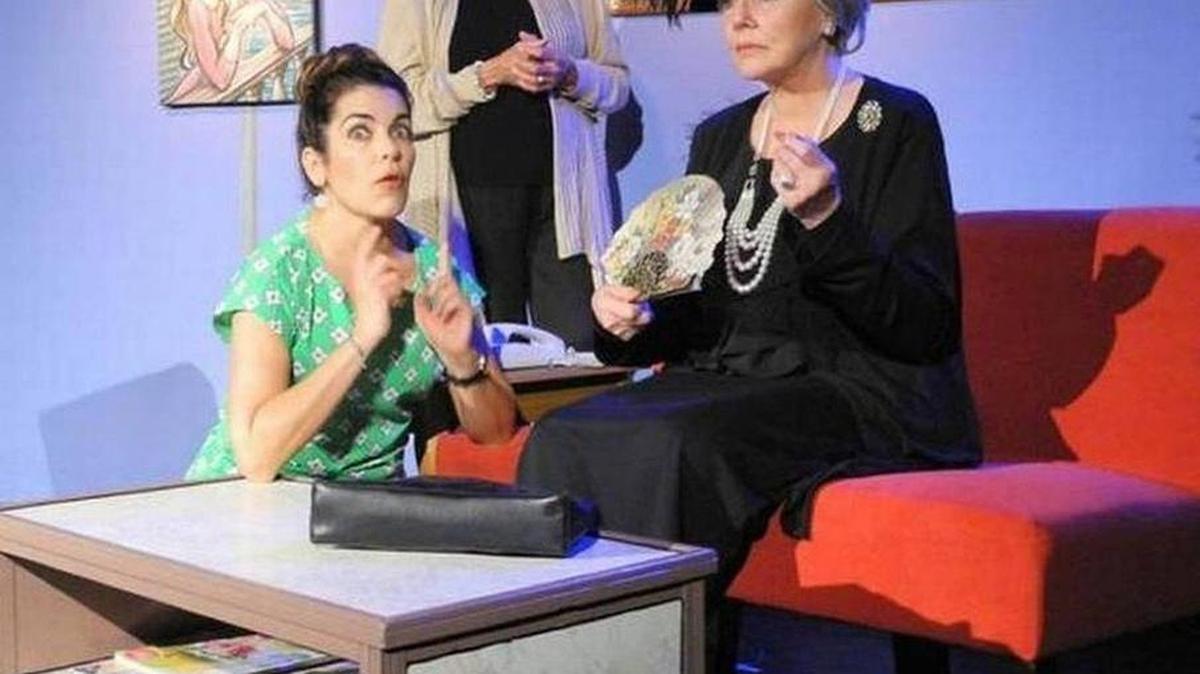 Zully Montero (primera de la derecha) junto a Marta Velazco (centro) y Grettel Tujillo en la comedia ‘La señora de La Habana’.