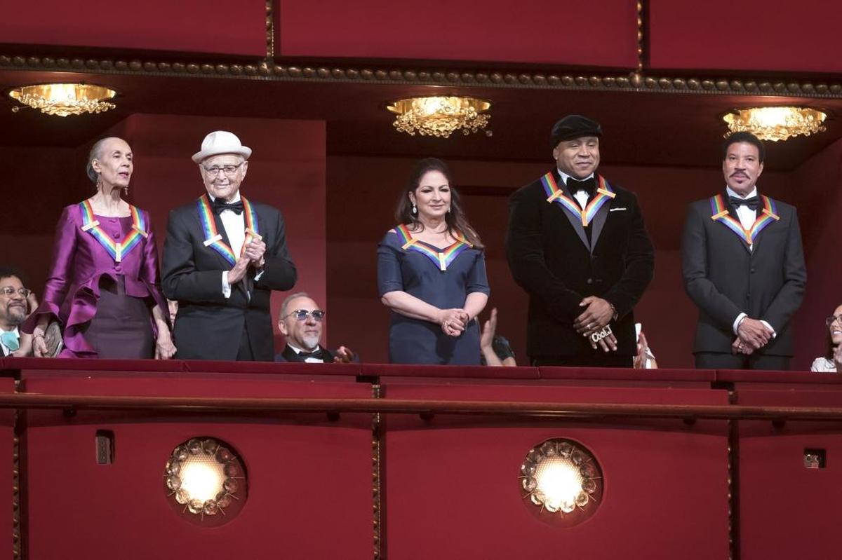 Gloria Estefan fue reconocida con el Kennedy Center Honors junto con (desde la izq.) Carmen de Lavallade, Norman Lear, LL Cool J y Lionel Richie.