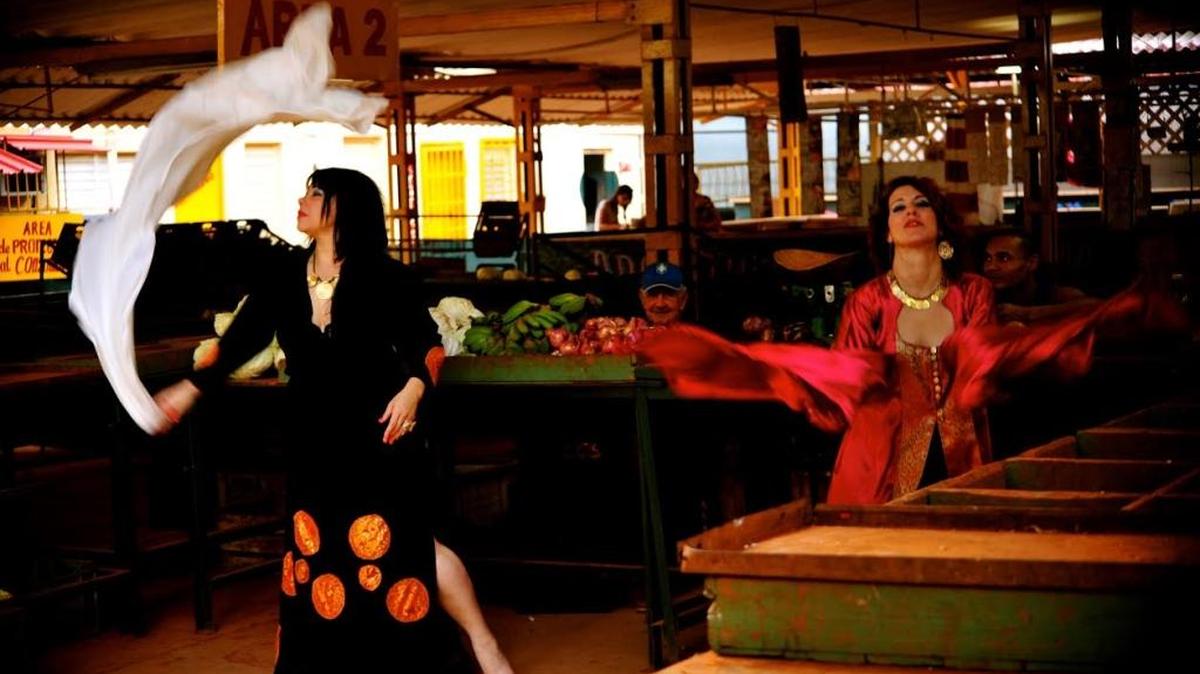 Tiffany Madera y Gretel Sánchez Llabre bailan danzas árabes en La Habana.