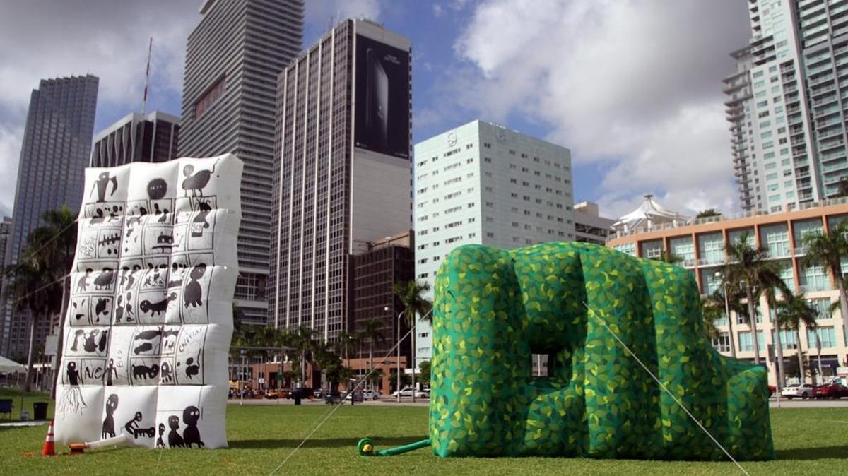 
Esculturas inflables del proyecto ‘Giants in the City’ se expondrán en Bayfront Park, donde el sábado 12 también se presentará el popular músico Nelson O.
