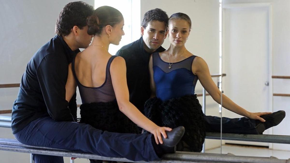 Carlos Guerra y Jennifer Kronenberg en un ensayo.