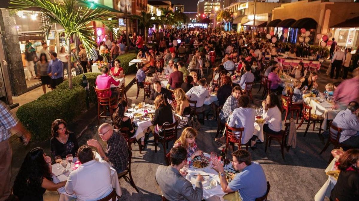El ambiente de Giralda Avenue, en Coral Gables, durante una noche de Giralda bajo las Estrellas, en el 2014.