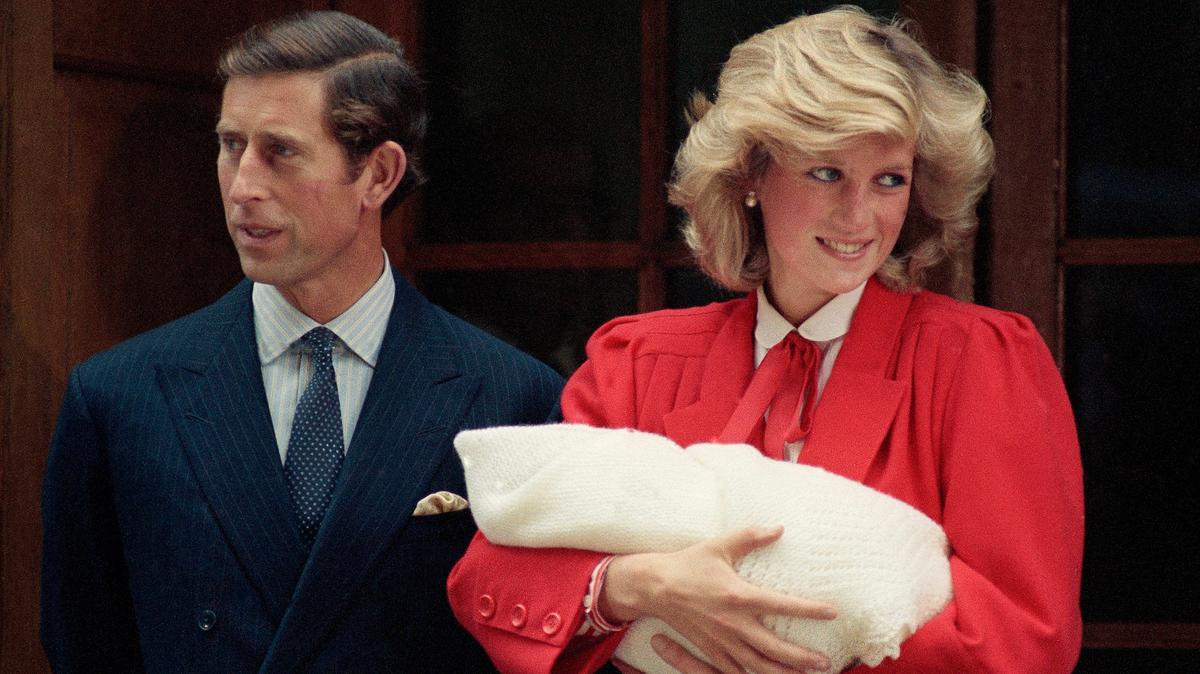 ARCHIVO – El príncipe Carlos y la princesa Diana de Gales salen del Hospital St. Mary en Paddington, Londres el 16 de septiembre de 1984 con su hijo el príncipe Enrique nacido el 15 de septiembre. (Foto AP, archivo)
