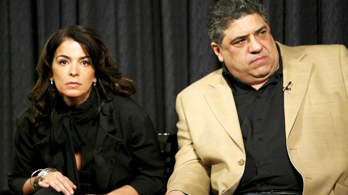 Fotografía de archivo de Annabella Sciorra junto a Vincent Pastore, compañero de la serie “Los Sopranos” de HBO.