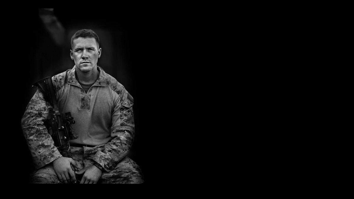 
El laureado fotógrafo Balazs Gardi captó al sargento Logan R. Fromme, de 21 años, de Dubois, Indiana, durante un patrullaje en la provincia de Helmand, en Afganistán. 
