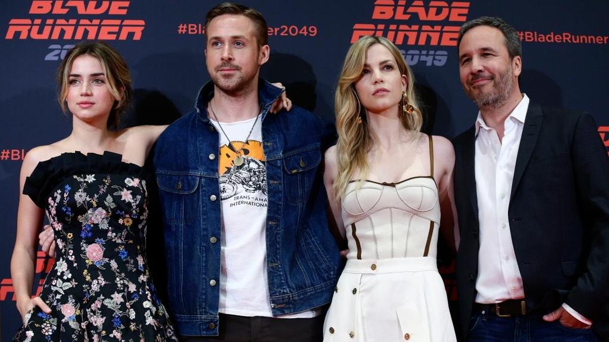 De izquierda a derecha: Los actores Ana de Armas, Ryan Gosling, Sylvia Hoeks y Denis Villeneuve posan ante los medios de comunicación durante un photocall para promocionar la película "Blade Runner 2049" en Barcelona, ​​España el pasado Junio 19 del 2017.