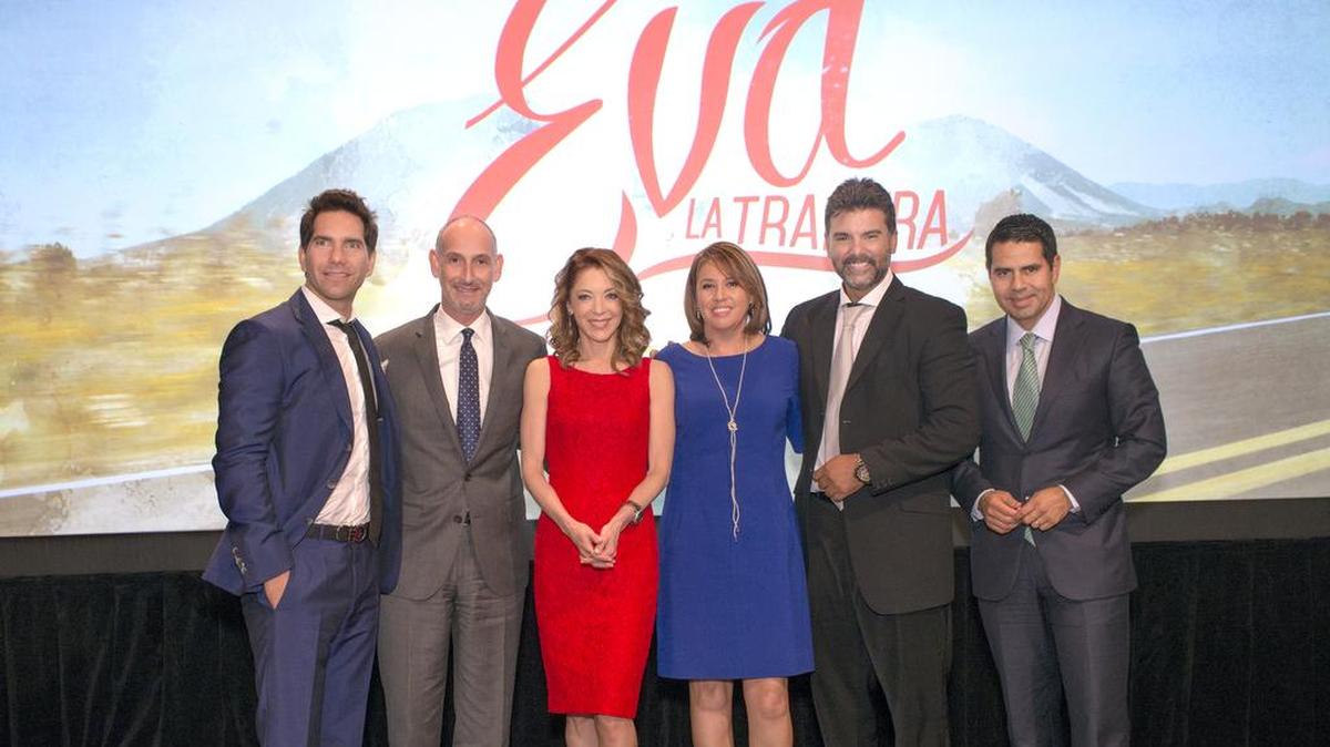 Arap Bethke, Luis Silberwasser (Presidente, Cadena Telemundo), Edith González, Martha Godoy (Vice-presidente de producción,Telemundo Studios), Jorge Luis Pila, César Conde (Chairman, NBCUniversal International Group y NBCUniversal Telemundo Enterprises).