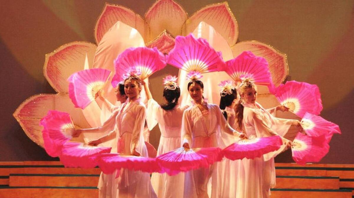 Como parte del XXII Festival Internacional de Ballet de Miami, se presenta en el Colony Theater de Miami Beach un espectáculo de danza tradicional china, el famoso Lotus Flowers Ballet.