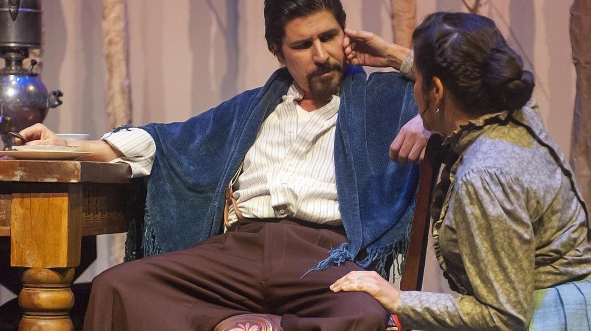 Larry Villanueva interpreta a Tío Vania en la obra homónima de Anton Chéjov. En la foto, con la actriz Grettel Trujillo, Sonia en la trama.