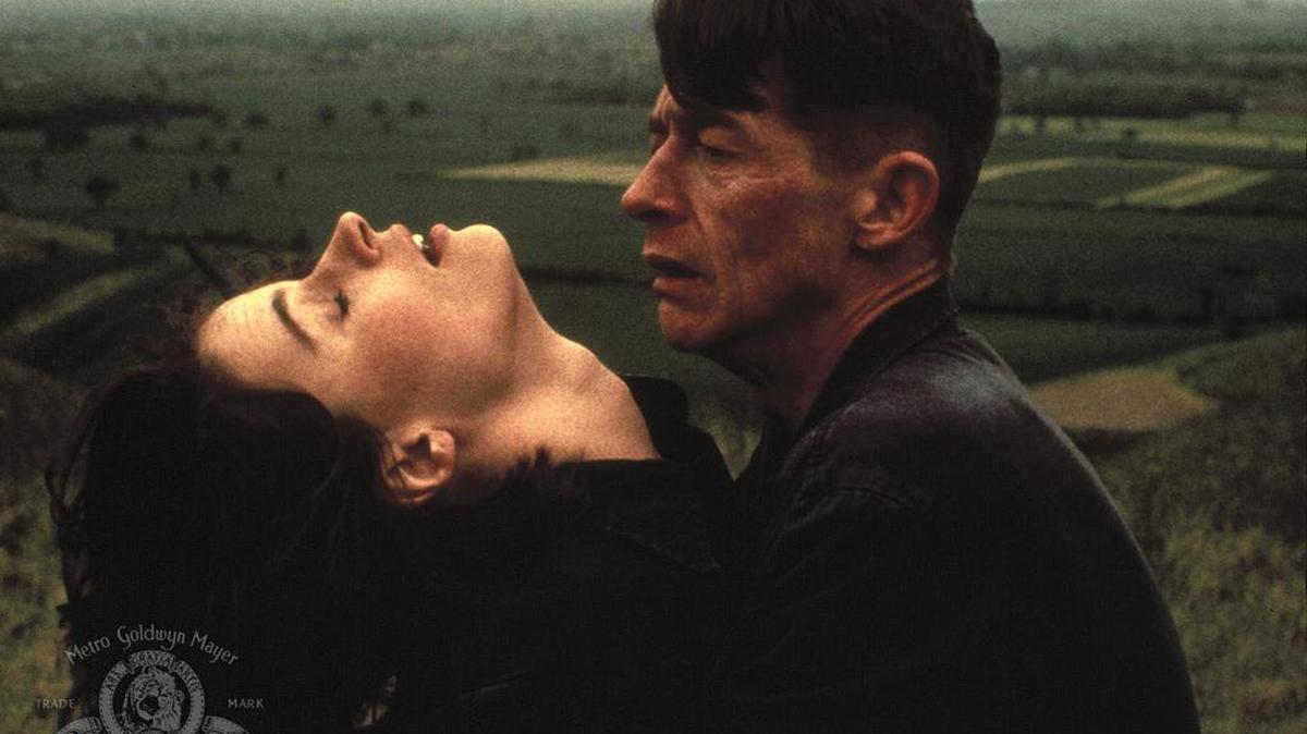 Suzanna Hamilton y John Hurt en una escena de ‘1984’ (1984).