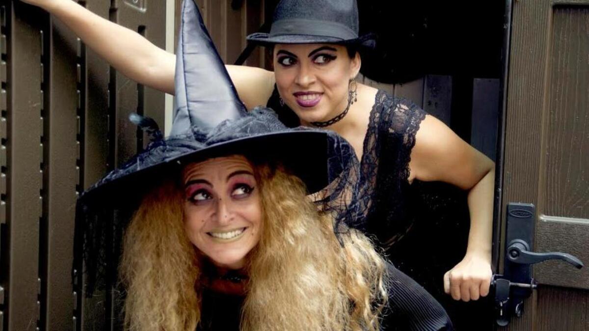 Idalmis Paula y Karina Domínguez (al fondo) integran el elenco de la comedia ‘Clotilde and Matildashian’.