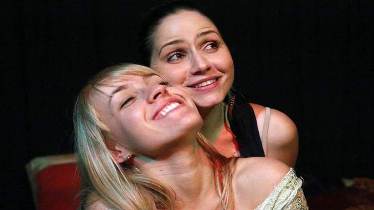 
Suri Amador y Daniela Marín Brito (al frente) interpretan a Lilith y Eva en la comedia ‘Las amantes’, de Daína Chaviano.
