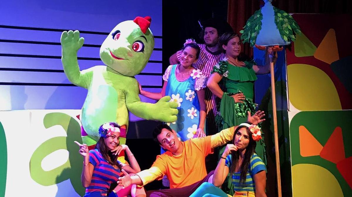 El musical bilingüe de Amanda Quijano está codirigido por César Sierra y Natalia Martínez, quien se sumó al elenco integrado por Fernando Da Silva, Nicolás Pérez, May Ling Santeliz y las bailarinas Richelle Lehrer y Brenda Santos.