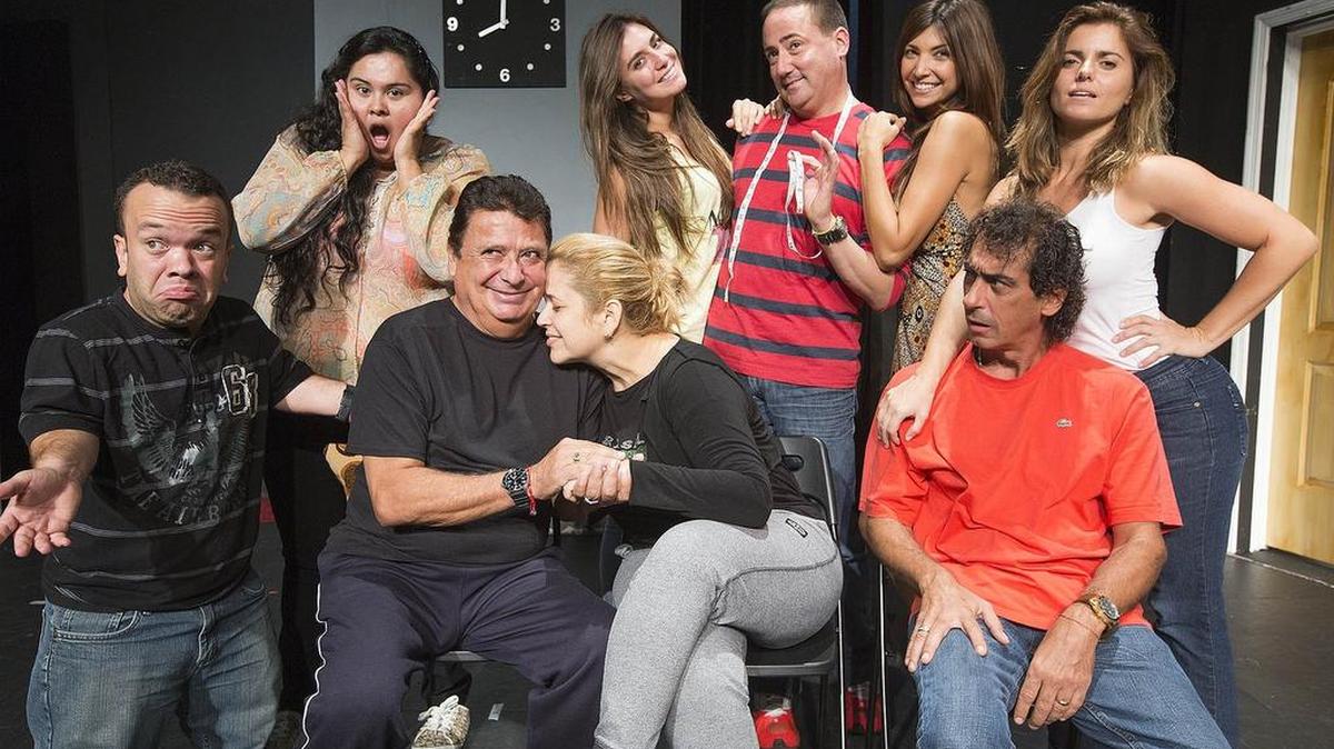 
Elenco de ‘Sé infiel y no mires con quién’. Desde la derecha, delante: Juan ‘Machete’ Espinoza, Carlos Yustis, Judith González, Miguelito ‘El Flaco’ González. Detrás: Gisella Aboumrad, Heloisa Alves, Carlos ‘Pillín’ Marrero, Gloria Ordóñez y Johana Bonnano.

