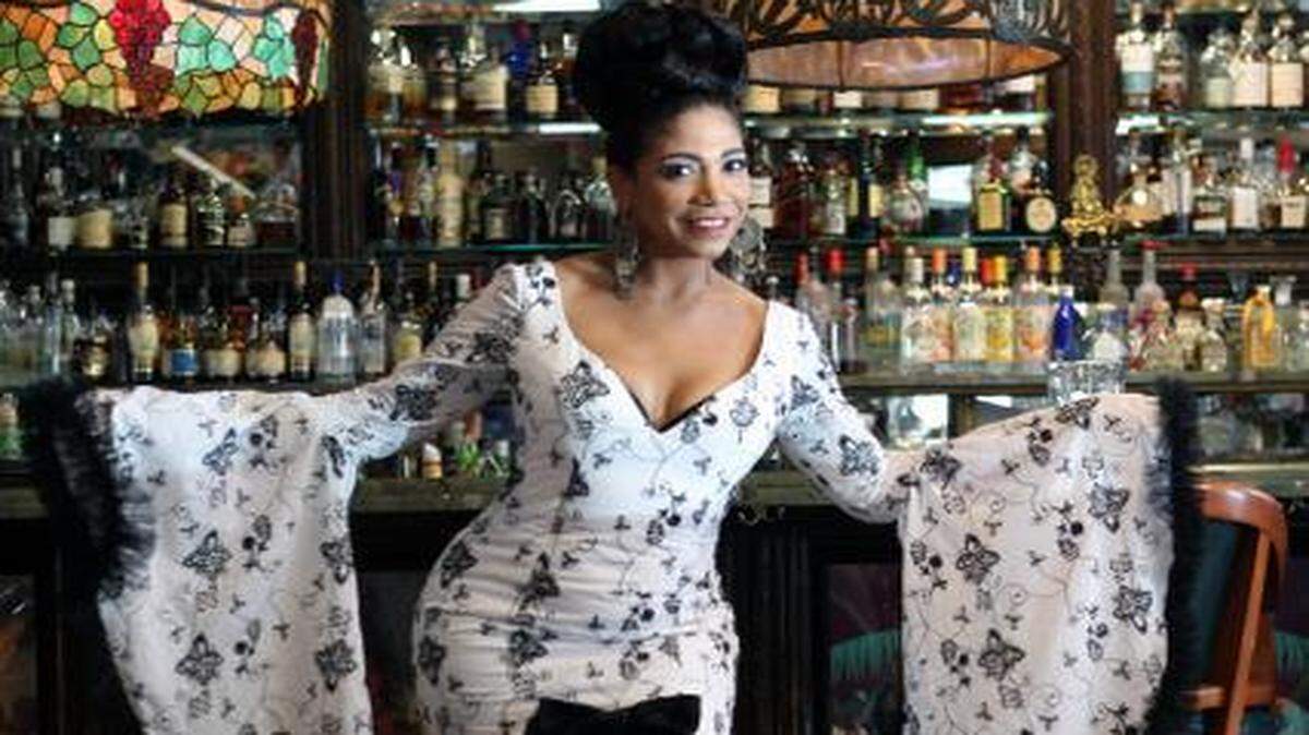 
Lisett Morales presenta revista musical que se desarrolla en un centro nocturno habanero en el que coinciden La Guarachera de Cuba, El Bárbaro del Ritmo y La Reina del Guanguancó.
