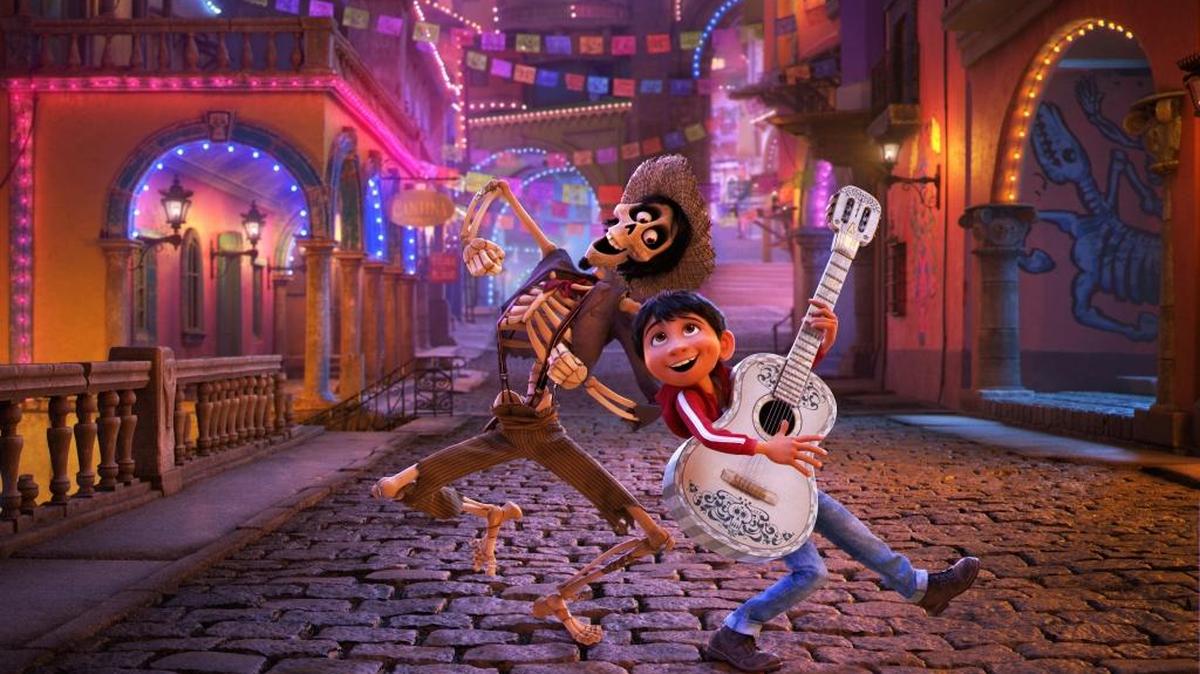 Hector, con la voz de Gael Garcia Bernal, (izq), y Miguel, con la voz de Anthony Gonzalez, en unha escena de ‘Coco’.