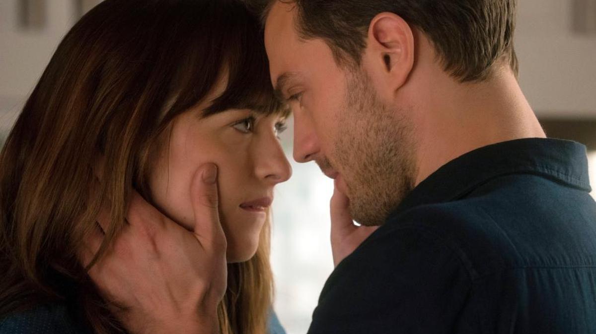 Dakota Johnson como Anastasia Steele, y Jamie Dornan como Christian Grey en una escena de ‘Fifty Shades Darker’.