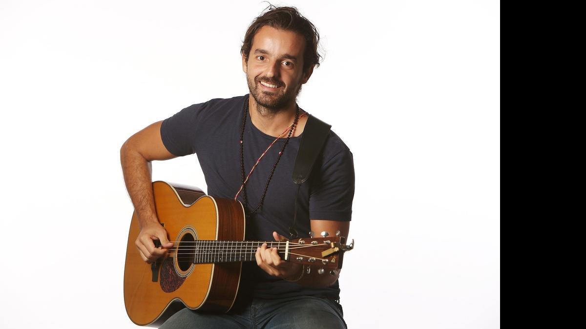 
El cantautor italochileno Nea Agostini está promoviendo ‘Nos movemos’, su primer álbum en solitario.
