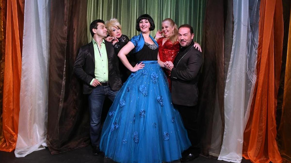 En la revista musical ‘Se armó el mejunje’, participan (desde la izq.) David Ponce, Ana Lydia Méndez, Araina Begue, Alicita Lora y Jesús Brañas entre otros.