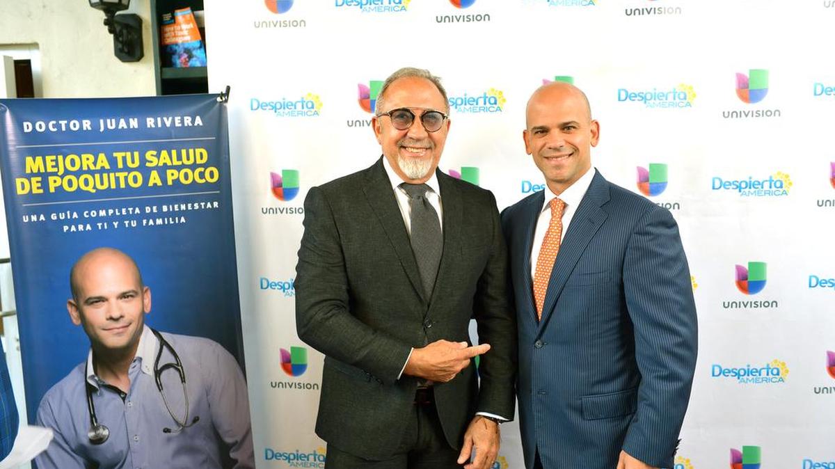 Emilio Estefan (der.) con el doctor Juan Rivera.