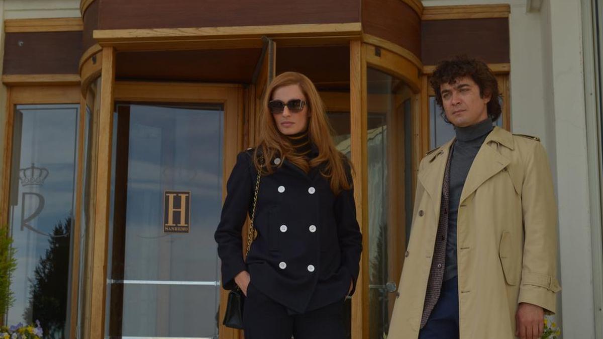 Sveva Alviti y Riccardo Scamarcio en una escena de ‘Dalida’ (2016).