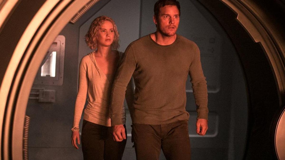 Jennifer Lawrence y Chris Pratt en una escena de ‘Passengers’ (2016).